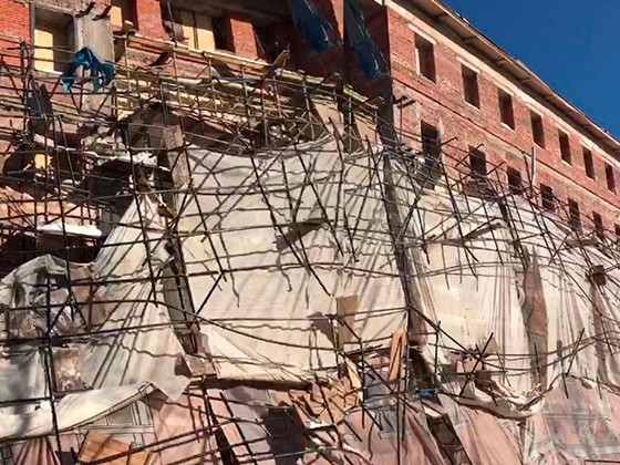 Строительные леса обрушились в центре Москвы